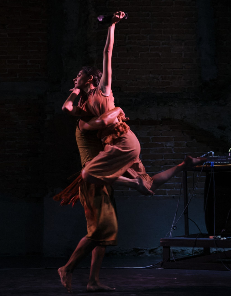  música en vivo del guitarrista Eduardo Farrés y el artista electrónico Miguel Frausto.