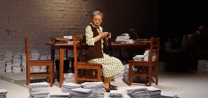 Luisa Huertas en la obra El Diccionario, dirigida por Enrique singer